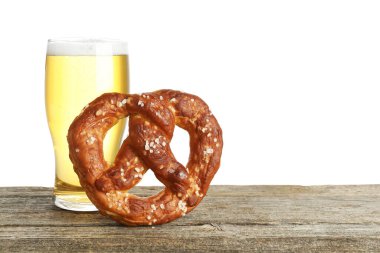 Lezzetli kraker ve bir bardak bira beyaz arka plana karşı ahşap masada. Metin için boşluk