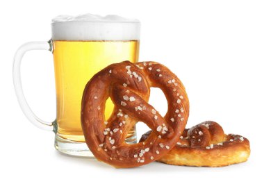 Lezzetli krakerler ve beyaz üzerine izole edilmiş bir bardak bira.