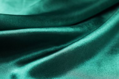 Arkaplan olarak buruşmuş yeşil ipek kumaş, yakın plan