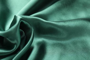 Arkaplan olarak buruşmuş yeşil ipek kumaş, yakın plan