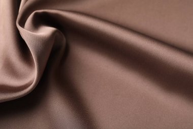 Arkaplan olarak buruşuk açık kahverengi ipek kumaş, yakın plan