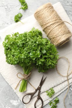 Taze maydanoz, iplik ve makas gri desenli masa, düz uzanma