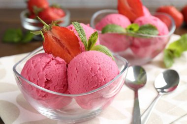 Çilekli şerbet ve ahşap masada servis edilen nane şekeri, yakın plan.