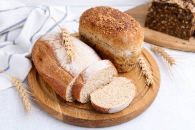 Taze pişmiş somunlar ve çiviler ışık masasında, yakın plan.