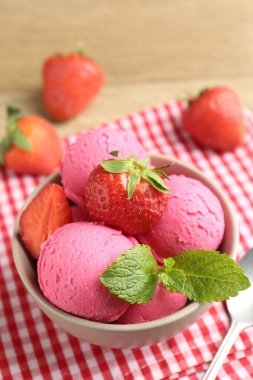Tazeleyici şerbet, çilek ve nane şekeri, yakın plan.