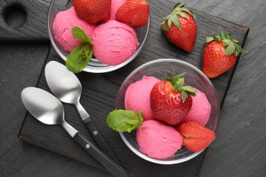 Serinletici şerbet, çilek ve nane şekeri gri desenli masa, üst manzara