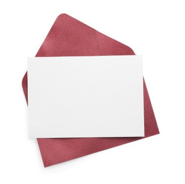 Boş davetiye kartı ve zarf beyaza izole edilmiş, üst manzara. Tasarım için boşluk