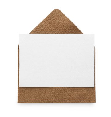 Boş davetiye kartı ve zarf beyaza izole edilmiş, üst manzara. Tasarım için boşluk