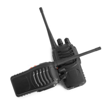 Beyaz arka planda iki telsiz, üst manzara. Polis ekipmanı