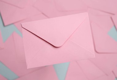 Cam yüzeyde güzel bir davetiye zarfı, üst manzara