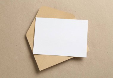 Karton üzerinde boş davetiye ve zarf, üst manzara. Tasarım için boşluk