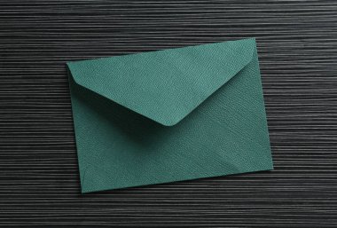 Siyah desenli masa üzerinde güzel bir davetiye zarfı, üst görünüm