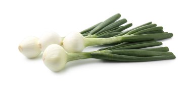 Taze taze soğanlar, beyazda izole edilmiş.