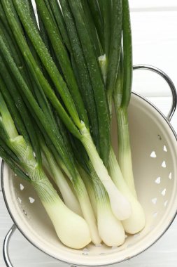 Beyaz ahşap masada taze taze taze taze soğan, üst manzara.