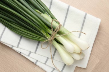 Tahta masada taze taze taze soğanlar, üst manzara.