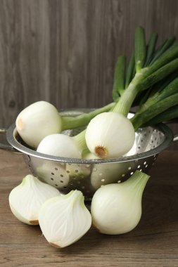Tahta masada taze taze taze taze soğan, yakın plan.