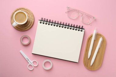 Pembe arka planda dizüstü bilgisayarı olan düz bir kompozisyon