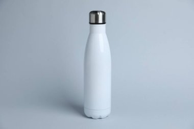 Açık gri arkaplanda beyaz bir su şişesi