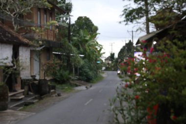 Şehirde boş yolun bulanık görünüm
