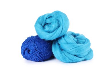 Yün ve örgü iplikleri beyazın üzerinde yalıtılmış