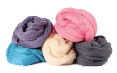 Beyazda izole edilmiş farklı renkte yün