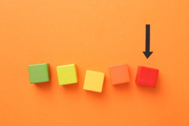 Maksimum. Renkli küpler ve ok turuncu arkaplanda kırmızıyı gösteriyor, düz yatıyordu.