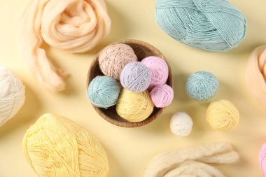 Bej arka planda yün ve örgü ipliği, düz yatış