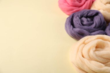 Bej arka planda renkli yün, yakın plan. Metin için boşluk