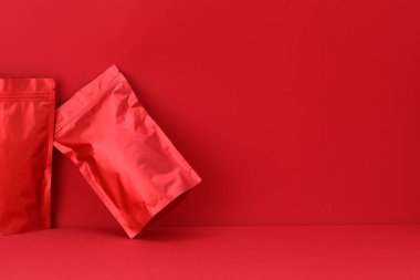 Kırmızı arka planda fermuarlı stand-up kesesi. Tasarım için model