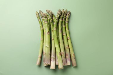 Yeşil arka planda taze taze çiğ kuşkonmaz.