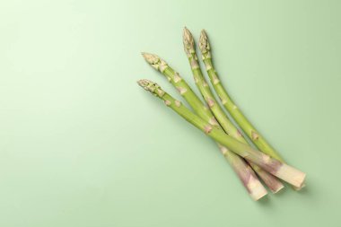 Yeşil arka planda taze taze çiğ kuşkonmaz. Metin için boşluk