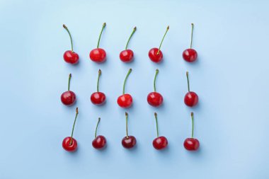 Hafif arka planda taze kirazlar, düz uzanmış.