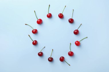 Hafif arka planda taze olgun kiraz çerçevesi, düz uzanmış. Metin için boşluk