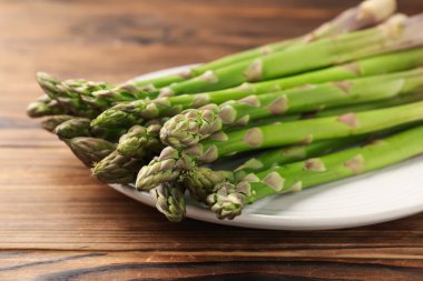 Ahşap masada taze çiğ kuşkonmaz, yakın plan.