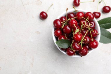 Islak olgun kirazlar ışık masasında, düz yatıyordu. Metin için boşluk
