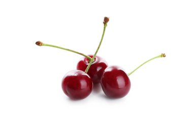 Beyaz üzerine izole edilmiş üç taze kiraz.
