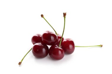 Birçok taze kiraz beyazda izole olur.