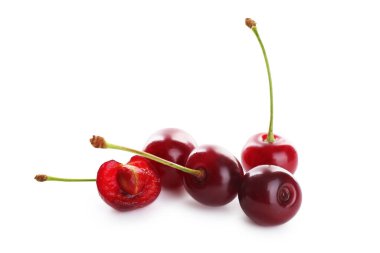Birçok taze kiraz beyazda izole olur.