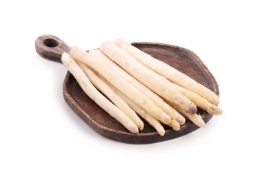 Birçok çiğ kuşkonmaz mızrağı beyaza izole edilmiş.