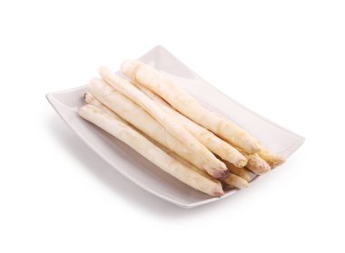 Birçok çiğ kuşkonmaz mızrağı beyaza izole edilmiş.