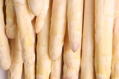 Arkaplan olarak çiğ beyaz kuşkonmaz mızrakları, yakın plan