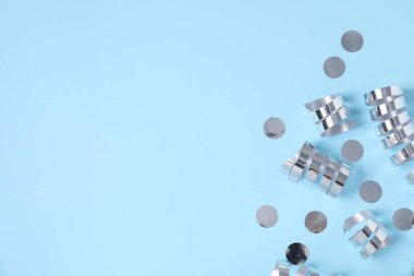 Parlak parti flamaları ve açık mavi arka planda konfeti düz yatıyordu. Metin için boşluk