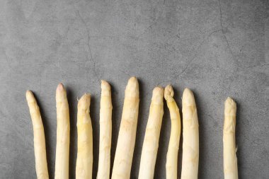 Gri masada bir sürü çiğ kuşkonmaz var. Metin için boşluk