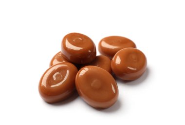 Beyaz üzerine izole edilmiş tatlı karamel şekerler