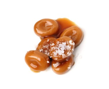 Lezzetli tatlı şekerler, beyaz üzerine izole edilmiş tuz ve karamel sosu.