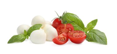 Lezzetli mozzarella peynir topları, domates ve fesleğen beyaza izole edilmiş.