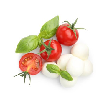 Lezzetli mozzarella peynirli toplar, domates ve fesleğen beyaza izole edilmiş.