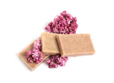 Sabun çubukları ve leylak çiçekleri izole edilmiş beyaz