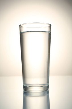 Gri gradyan arkaplana karşı ayna masasında taze su