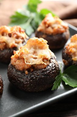 Masada maydanozlu lezzetli mantarlar, yakın plan.